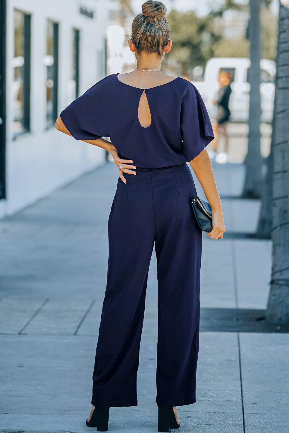 Blauer, glamouröser Jumpsuit mit weitem Bein und Gürtel