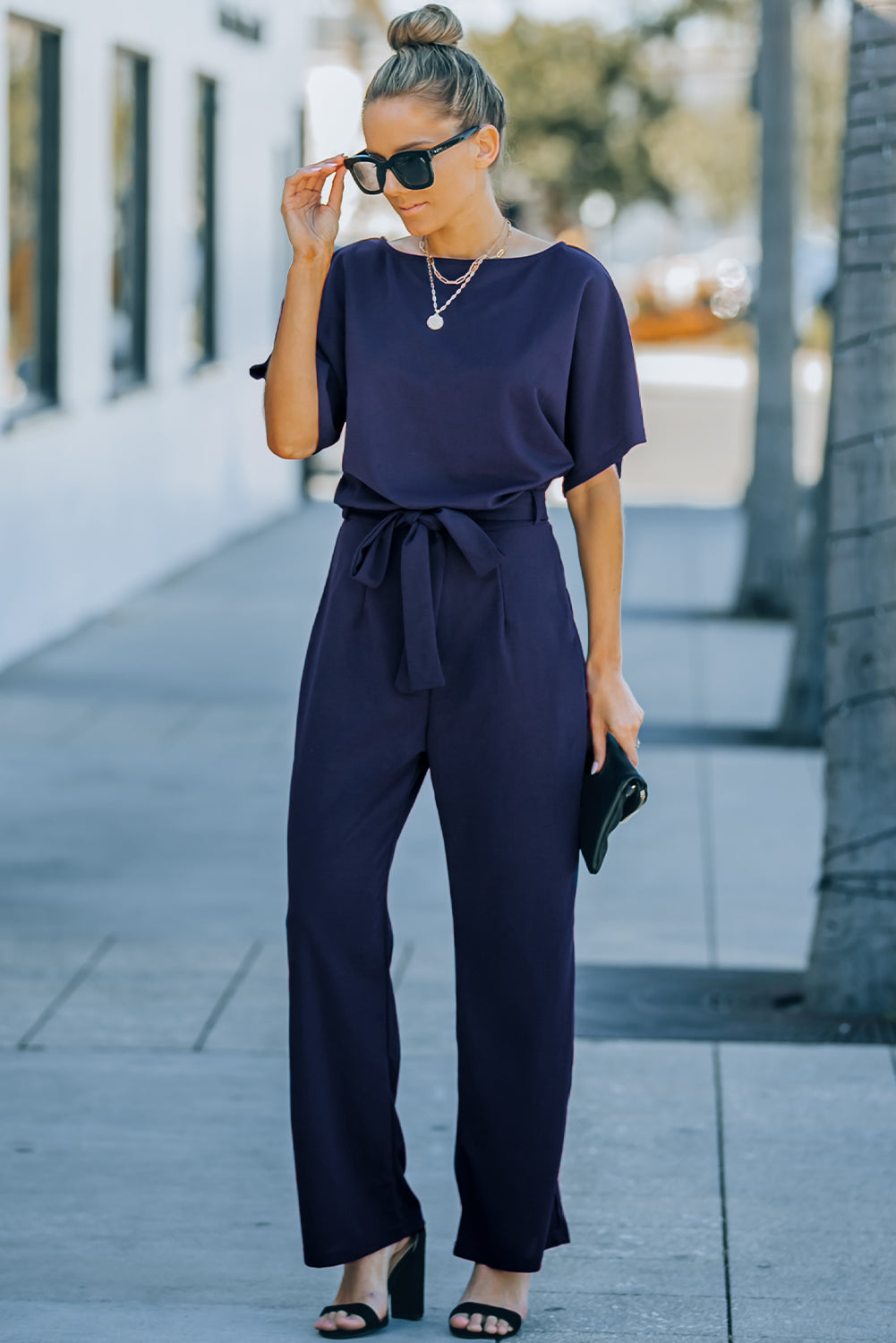 Blauer, glamouröser Jumpsuit mit weitem Bein und Gürtel