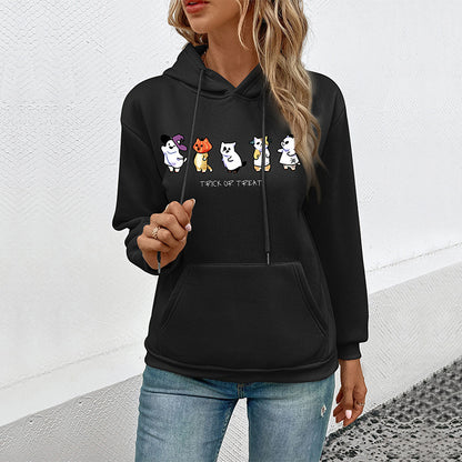 Herbstfrauen tragen Halloween-Pullover für Frauen