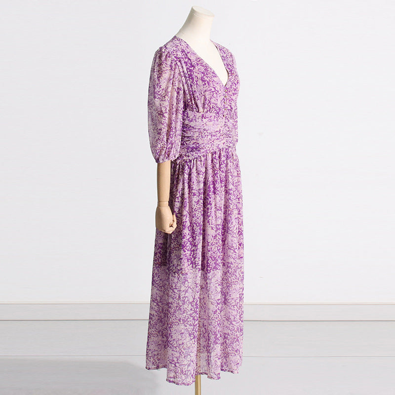 Lila Sommerkleid mit Print und taillierter Passform und Puffärmeln