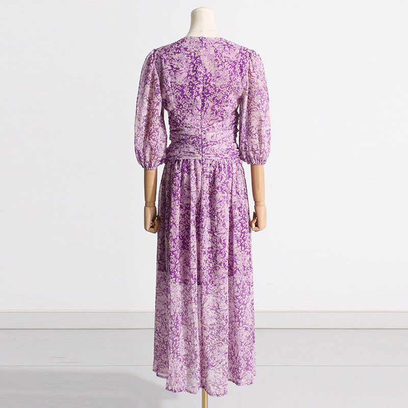 Lila Sommerkleid mit Print und taillierter Passform und Puffärmeln